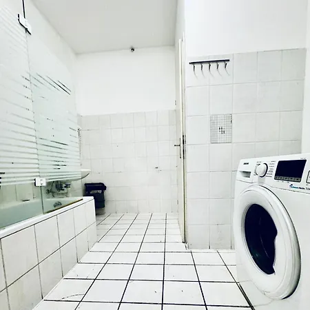 Stylish 4br 10 Min Transport To Stadthalle Apartment