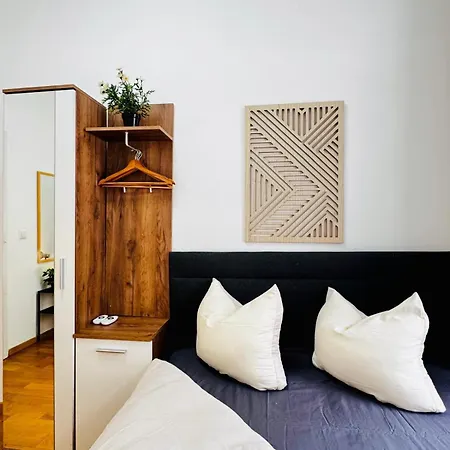Stylish 4br 10 Min Transport To Stadthalle Apartment *