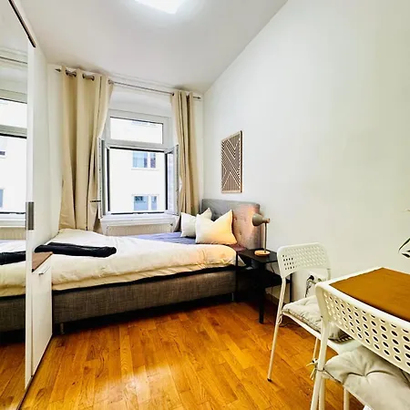 Stylish 4br 10 Min Transport To Stadthalle Apartment