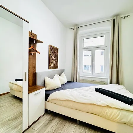 Stylish 4br 10 Min Transport To Stadthalle Apartment *