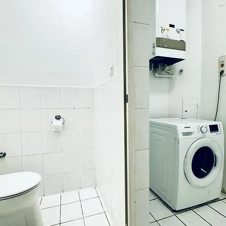 Stylish 4br 10 Min Transport To Stadthalle Apartment