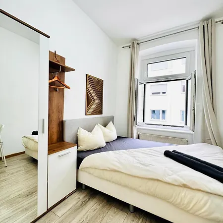 Stylish 4br 10 Min Transport To Stadthalle Apartment