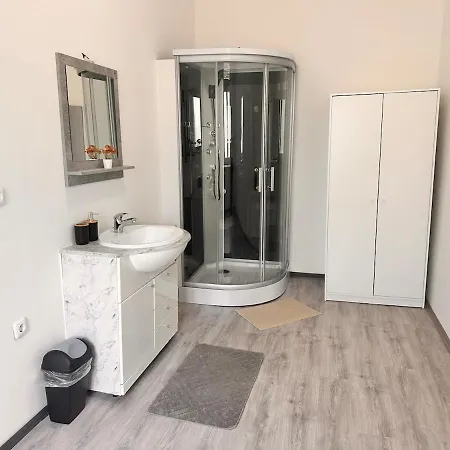Spacious Netflix For Up To 4 People With Massage Shower Apartment