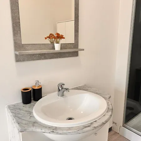 Spacious Netflix For Up To 4 People With Massage Shower