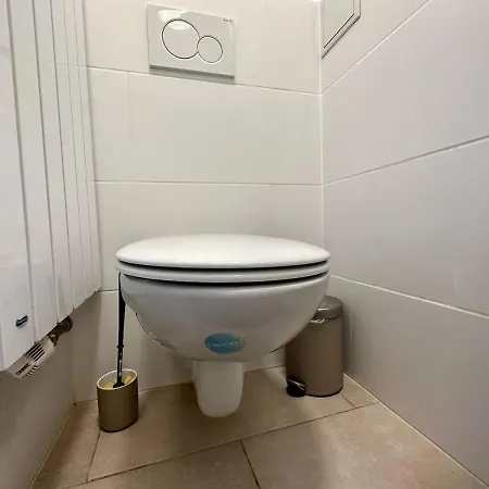 Apartment Perfect Location, 2 Min To Main Station, Long Term *