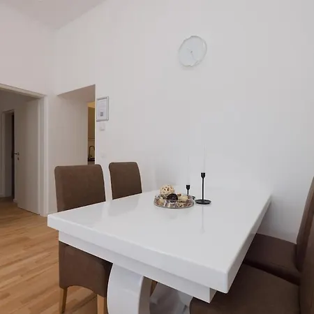 Apartment Close To Schoenbrunn I Bright Flat, Fast Wifi