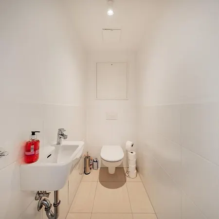 Apartment Great - 2 Bedrooms - With Parking *