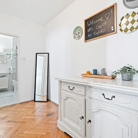2 Bedroom In Neubau, 6 Min To Center