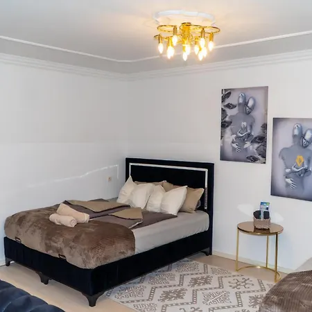 Spacious 5 Minutes To Wiener Stadthalle Apartment *
