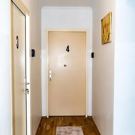 Spacious 5 Minutes To Wiener Stadthalle Apartment *