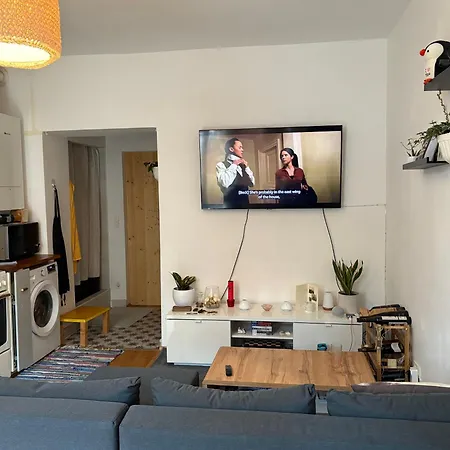 With Garden In Ottakringer With Shared Bathroom *