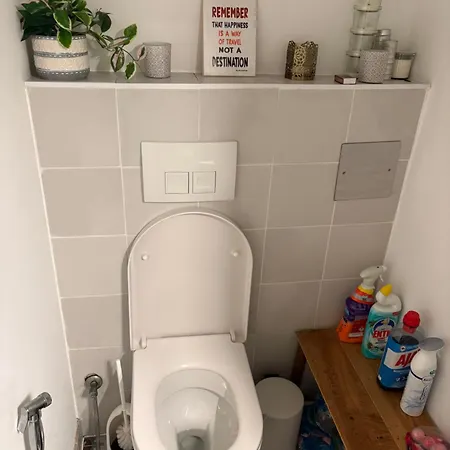 With Garden In Ottakringer With Shared Bathroom 홈스테이 비엔나