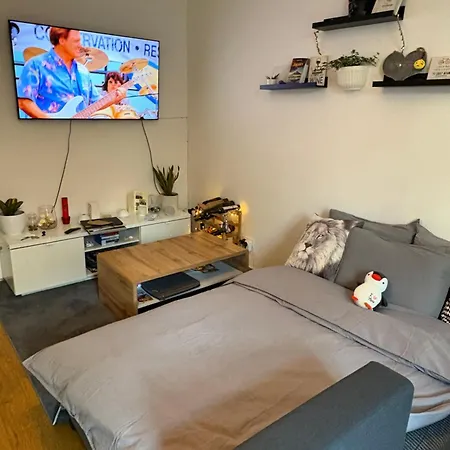 With Garden In Ottakringer With Shared Bathroom *