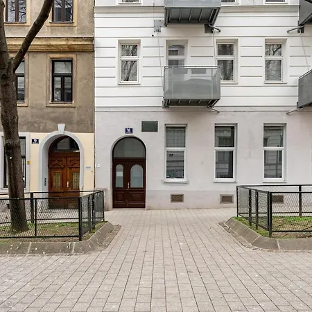 Modern Living In Center - Fully Equipped