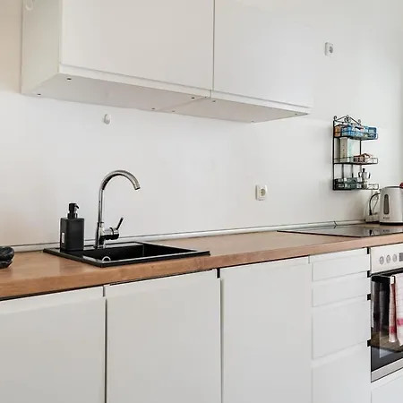 Modern Living In Center - Fully Equipped *