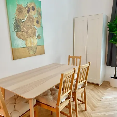 Apartment Renovated With Balcony *