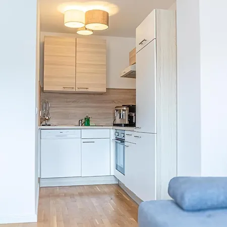 Chic 1br & 1lr, Kingbed, Only 9 Min To Center Via Metro