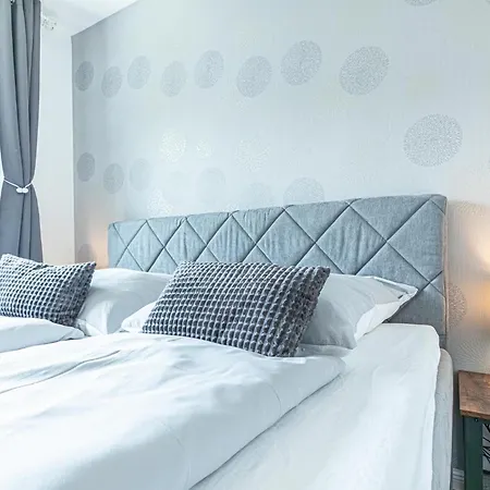 Chic 1br & 1lr, Kingbed, Only 9 Min To Center Via Metro Apartmán *