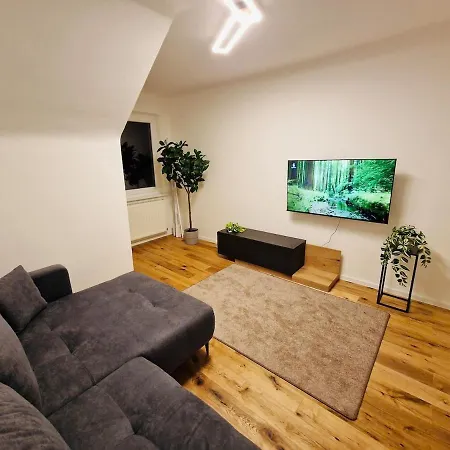 Cozy Next To Subway Station & Parking