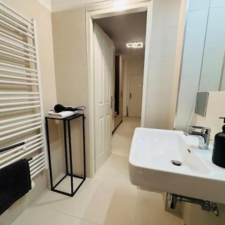 Cozy Next To Subway Station & Parking Apartment