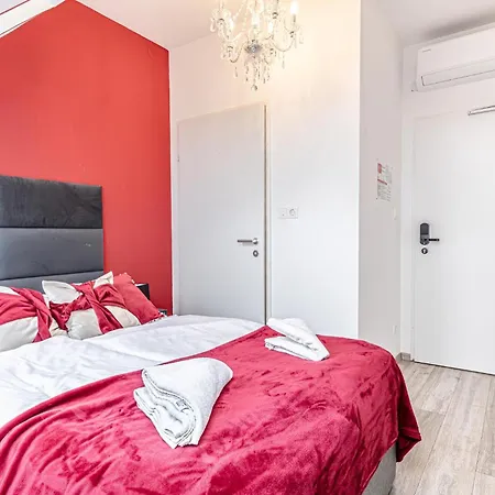 Stunning 12br Shared -floor Perfect For 24 People Group *