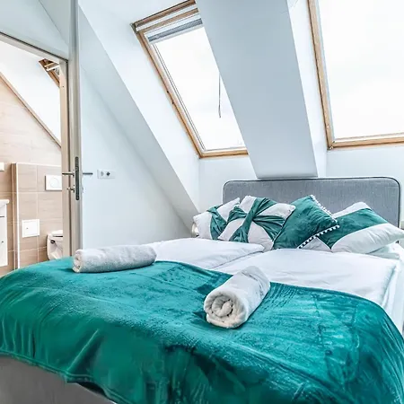 Apartment Stunning 12br Shared -floor Perfect For 24 People Group