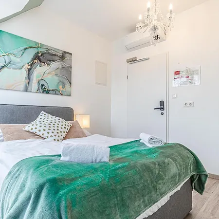 Stunning 12br Shared -floor Perfect For 24 People Group Apartment *