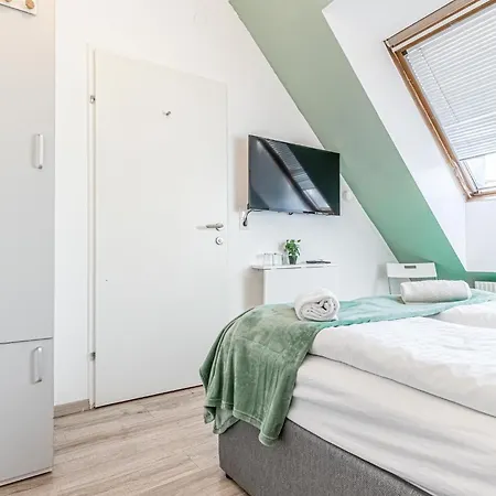 Stunning 12br Shared -floor Perfect For 24 People Group Apartment