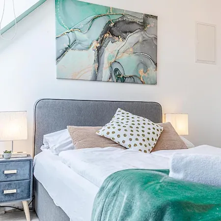Apartment Stunning 12br Shared -floor Perfect For 24 People Group