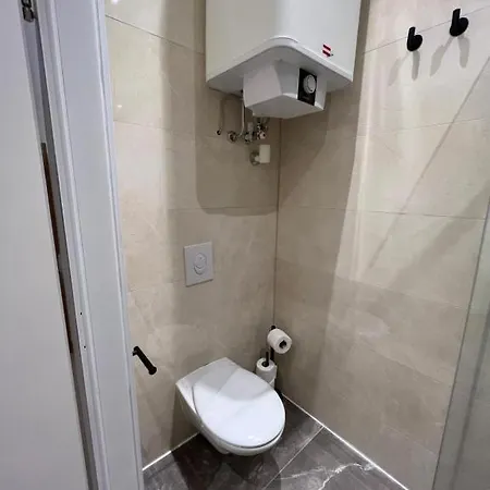 Aparment Near Metro - Kingsize Bed Apartment