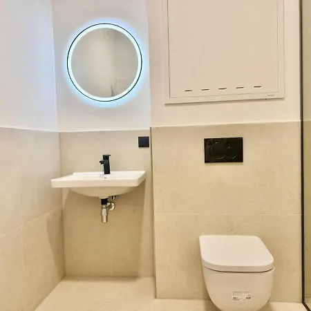 Modern Easy Access With Free Parking Apartment *