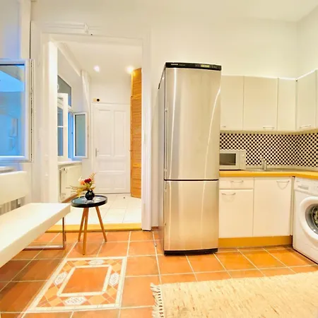 Stylish 2br Prime Location By Westbahnhof Apartment Vienna