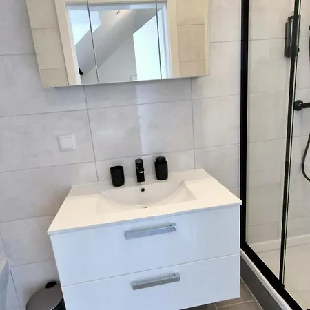 Apartment Moderne Mit Klima, Perfekter Anbindung Ins Zentrum Und Kostenlose Parkplaetze! *