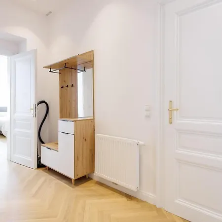 Stylish Near Opera Apartment