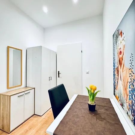 Apartment Comfy & Cozy 4br Shared Next To Kaufpark Alterlaa Vienna