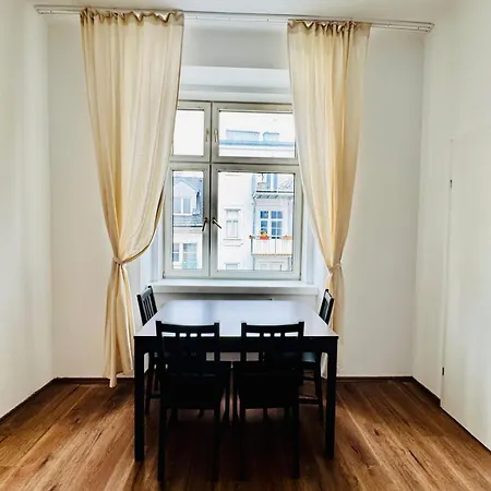 Stylih & Spacious Close To Augarten Park Apartment
