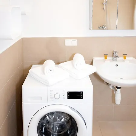 2 Bedroom Long-term With Free Parking *