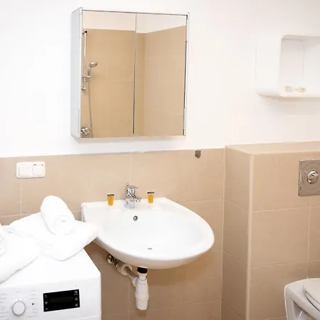 Apartment 2 Bedroom Long-term With Free Parking *