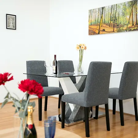 Apartment 2 Bedroom Long-term With Free Parking *