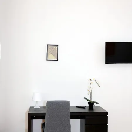 2 Bedroom Long-term With Free Parking *