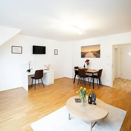 Apartment 2 Bedroom Long-term With Free Parking *