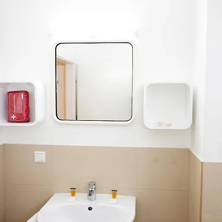 2 Bedroom Long-term With Free Parking *