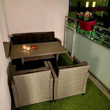 Modernes Pool Und Beamer, Naehe U3 Apartment