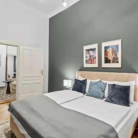 Center I At Stadtpark I 1 Minute To Metro Apartment *