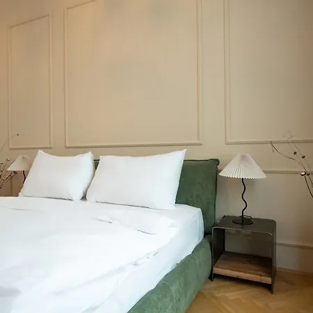 Chic 180m 3br Near Parliament, Self Check-in *