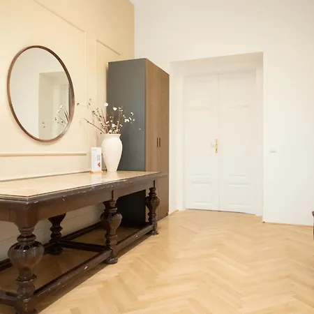 Chic 180m 3br Near Parliament, Self Check-in Vienna