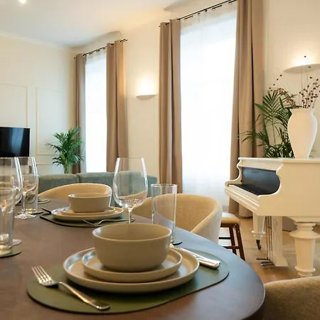 Chic 180m 3br Near Parliament, Self Check-in