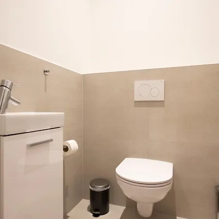 Chic 180m 3br Near Parliament, Self Check-in