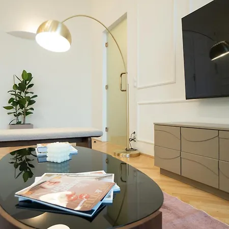 Chic 180m 3br Near Parliament, Self Check-in