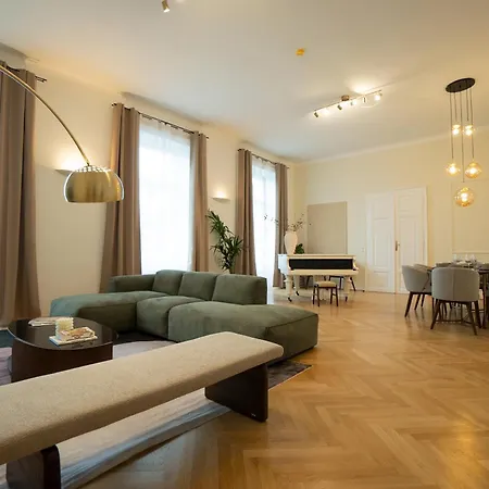 Chic 180m 3br Near Parliament, Self Check-in *